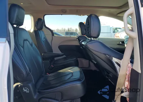 2018 Chrysler Pacifica Limited z USA, uszkodzony, nr VIN 2C4RC1GG2JR103497